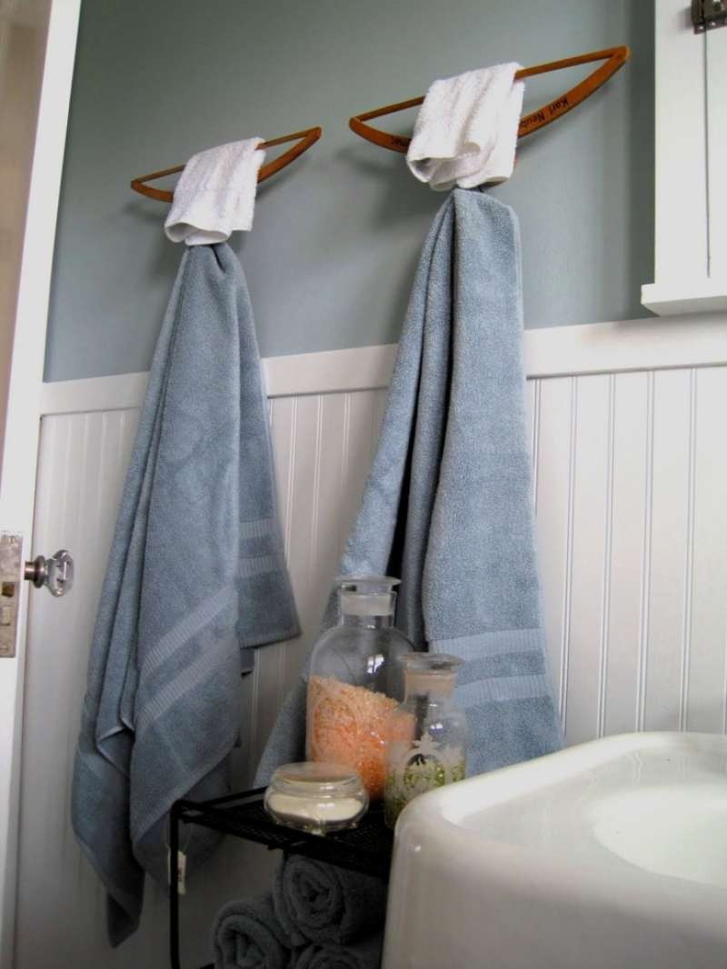 Stari obešalniki vam lahko služijo kot retro držalo za brisače.