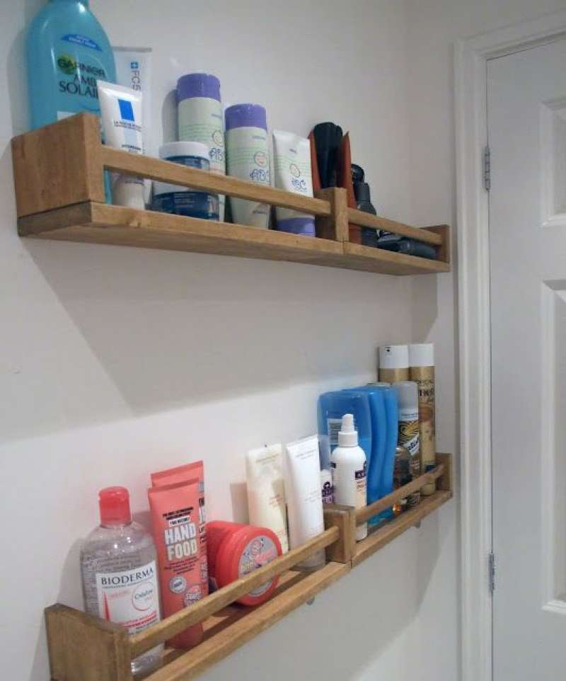 Kozmetične izdelke lahko uredite tako, da jih pospravite v lesena stojala na stenah.