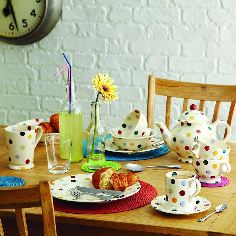 Angleška oblikovalka Emma Bridgewater je ljubiteljica pik v pastelnih barvah. Oblikovala je linijo porcelanaste posode (krožniki, sklede, skodelice …) s pikami v raznih barvah.