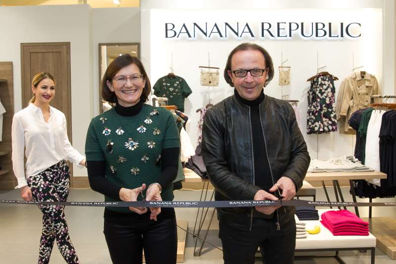 Jožica Brcar je v družbi arhitekta Matjaža Pangerca predstavila kotiček Banane Republic v ljubljanskem Emporiumu.