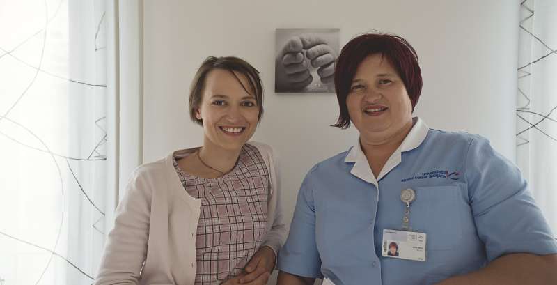 Anita Prelec, vodja babic v ljubljanski porodnišnici (desno)