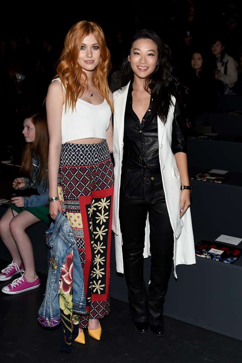 Igralki  Katherine McNamara in Arden Cho.