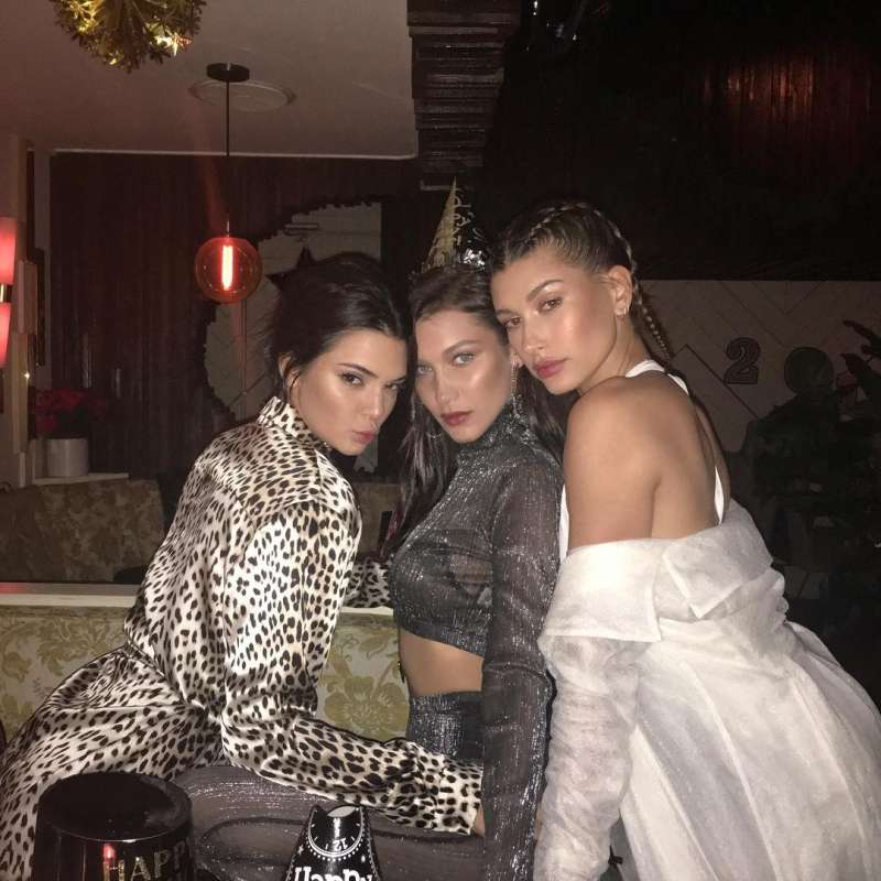 Kendall, Bella in Hailey so novo leto dočakale skupaj.