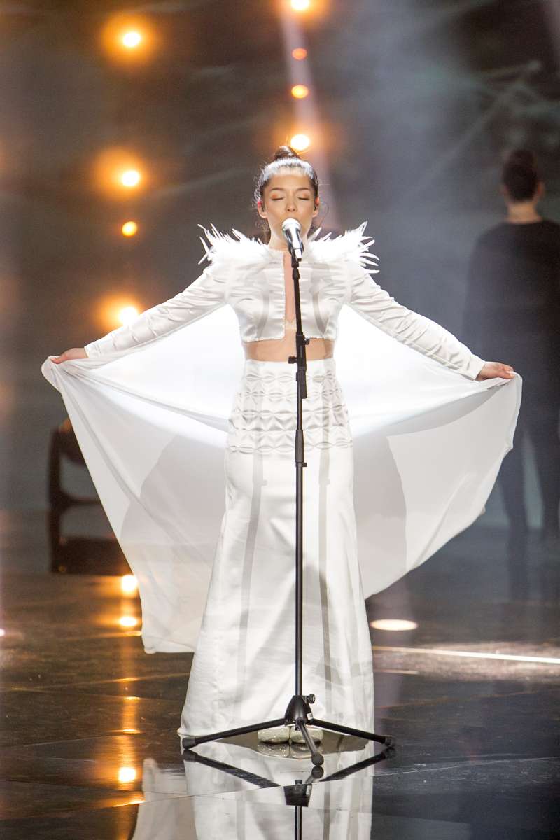 Ina Shai je balado pospremila z elegantno belo obleko z drznim pridihom.