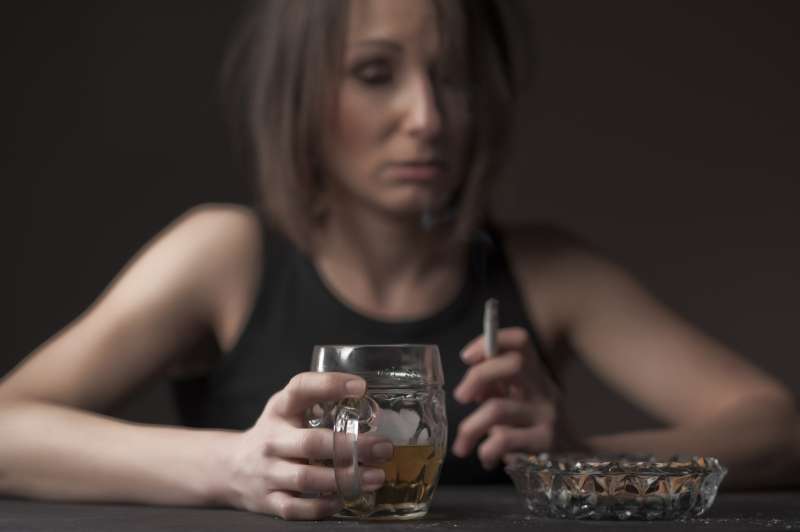 V času samoizolacije mnogi pogosteje posežejo po alkoholu.