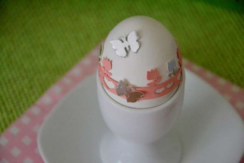 Bela kokošja jajca so lepa še sama po sebi.