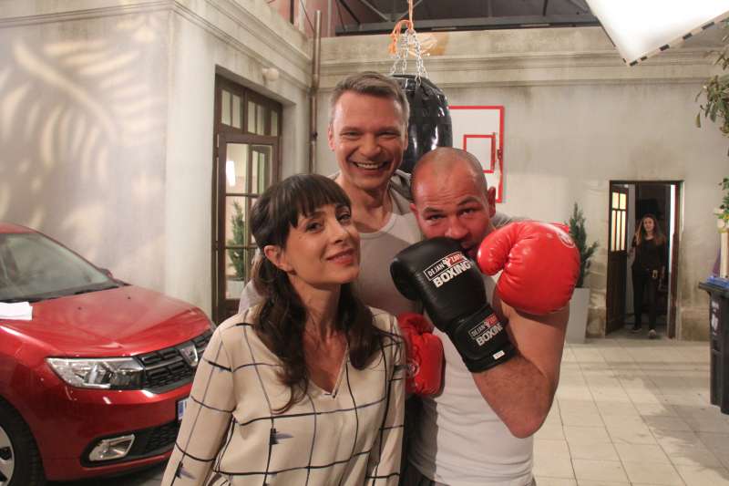 Akterji nadaljevanke Dragi sosedje so tokrat gostilni našega največjega slovenskega boksarja.