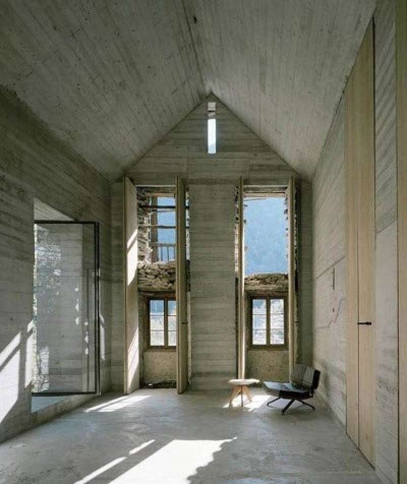 Arhitekti so se odločili za minimalističen dizajn, se stavljen iz lesenih, kamnitih in betonskih elementov.
