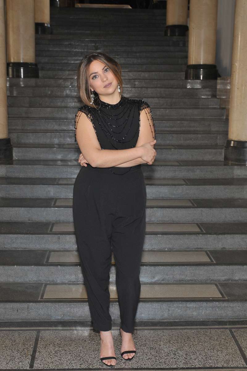 Hana Karim (ki je nosila uhane Janje Videc in torbico Žive Javeršek, Viva's Project).