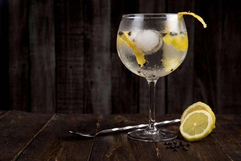 Gin tonik velja za eno izmed najbolj priljubljenih pijač.