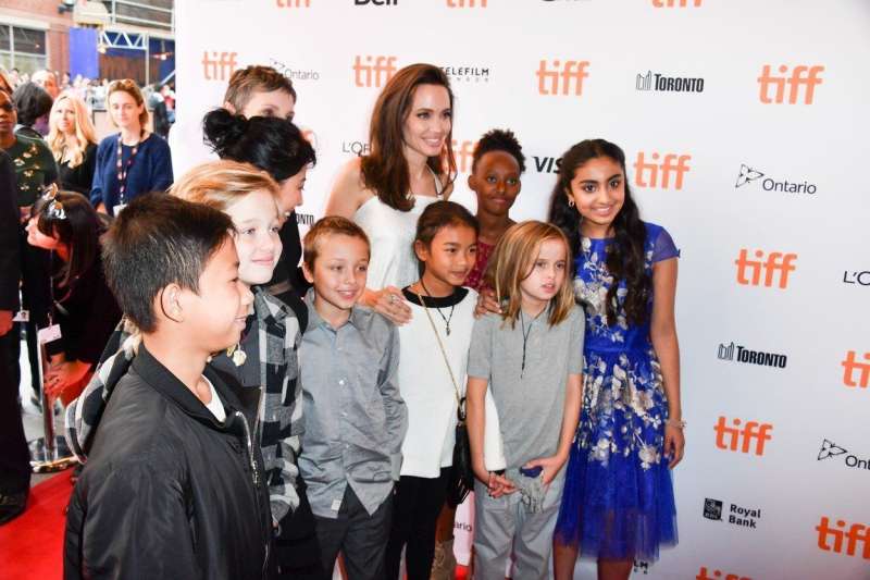 Igralka Angelina Jolie in njena četica otrok