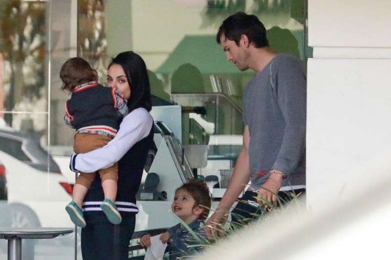 Mila Kunis in Asthon Kutcher otroka vzgajata sama.