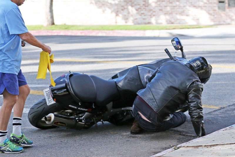 Ben Affleck je izgubil ravnotežje na motorju.