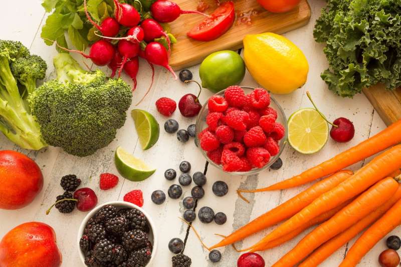 Ženske, ki uživajo veliko sadja in zelenjave, občutijo manj telesnih in psiholoških zdravstvenih simptomov menopavze.