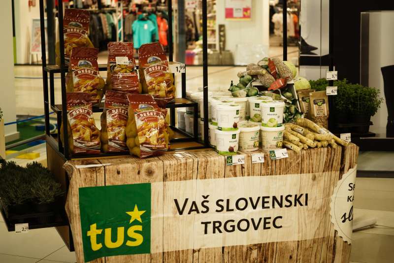 Stojnice s slovenskimi dobrotami, ki jih dobite v Tušu, so čakale na mimoidoče.