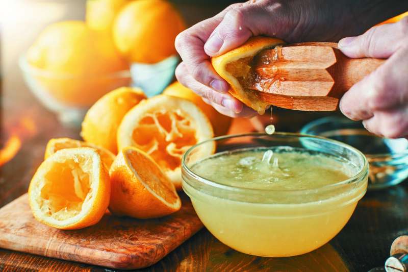 Limono ožemite in s sokom premažite kožo na obrazu. Dodate lahko tudi žlico medu.