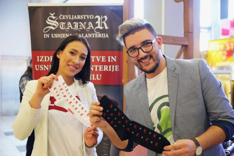 Nina Štajnar je navduševala z izdelki čevljarstva Štajnar, nad njimi pa je bil navdušen tudi voditelj Žiga Deršek