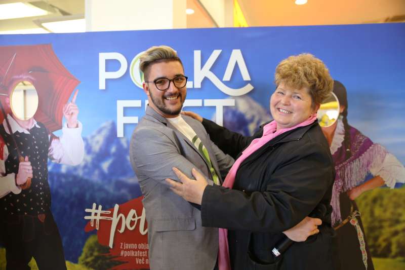 Irena Rotar, vodja projektov v Tušu, je poklepetala z voditeljem Žigo Derškom.