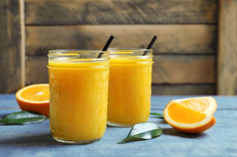 Pomarančnemu in limoninemu soku dodajte ščepec soli, med in kokosovo vodo.