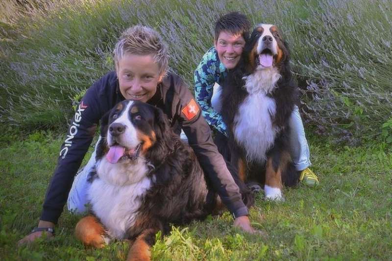 Maja in Tatjana s psičkama.