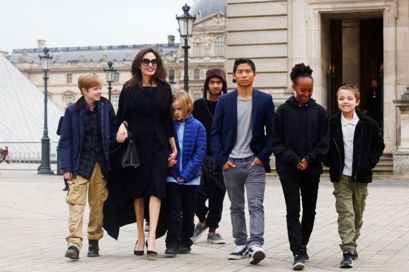 Angelina Jolie je morala na sodišču popustiti v sporu z bivšim možem, sicer bi lahko izgubila otroke.