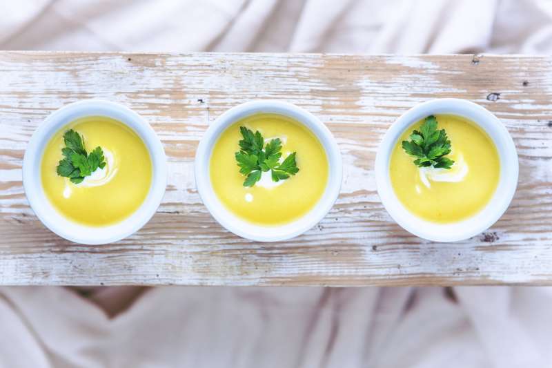 Bučni juhi lahko za aromo dodate sveži peteršilj.