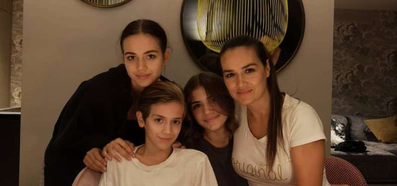 Alenka Košir s svojimi otroki.