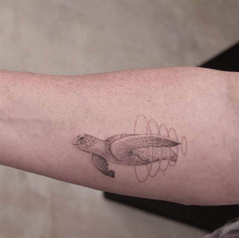 Prva tetovaža Michaela J. Foxa je morska želva.