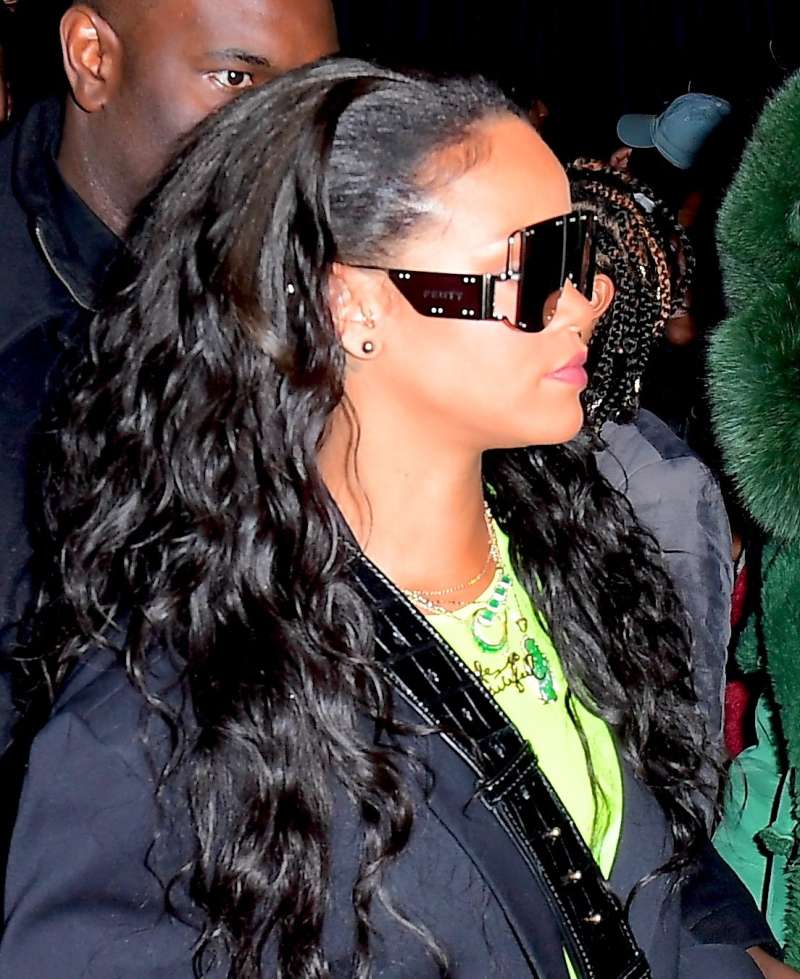 Rihanna je pred nekaj dnevi v New Yorku ponoči nosila sončna očala z jasnim napisom Fenty