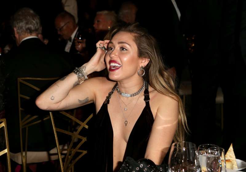 Glede na to, da je Miley navdušena nad šovom svoje prijateljice, obstaja možnost, da ji bo uresničila željo in nastopila v njenem klubu.