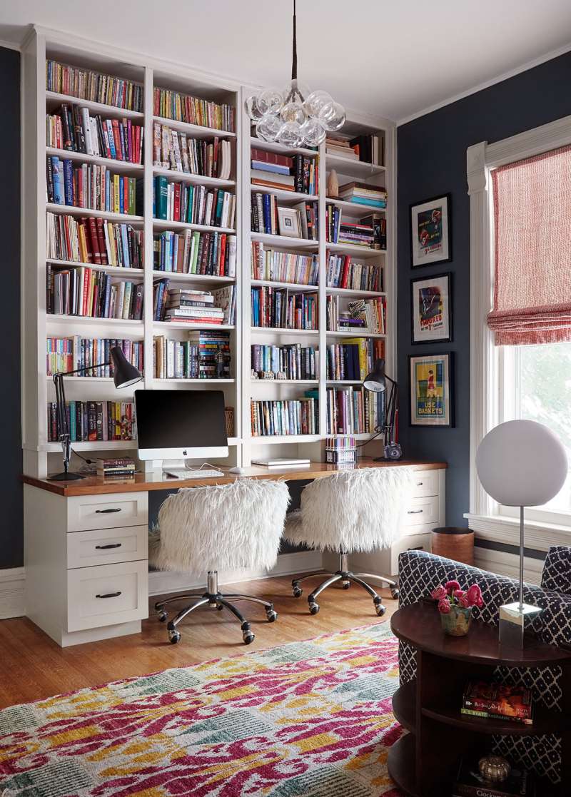 Nad pisalno mizo postavite knjižno omaro in tako popestrite prostor