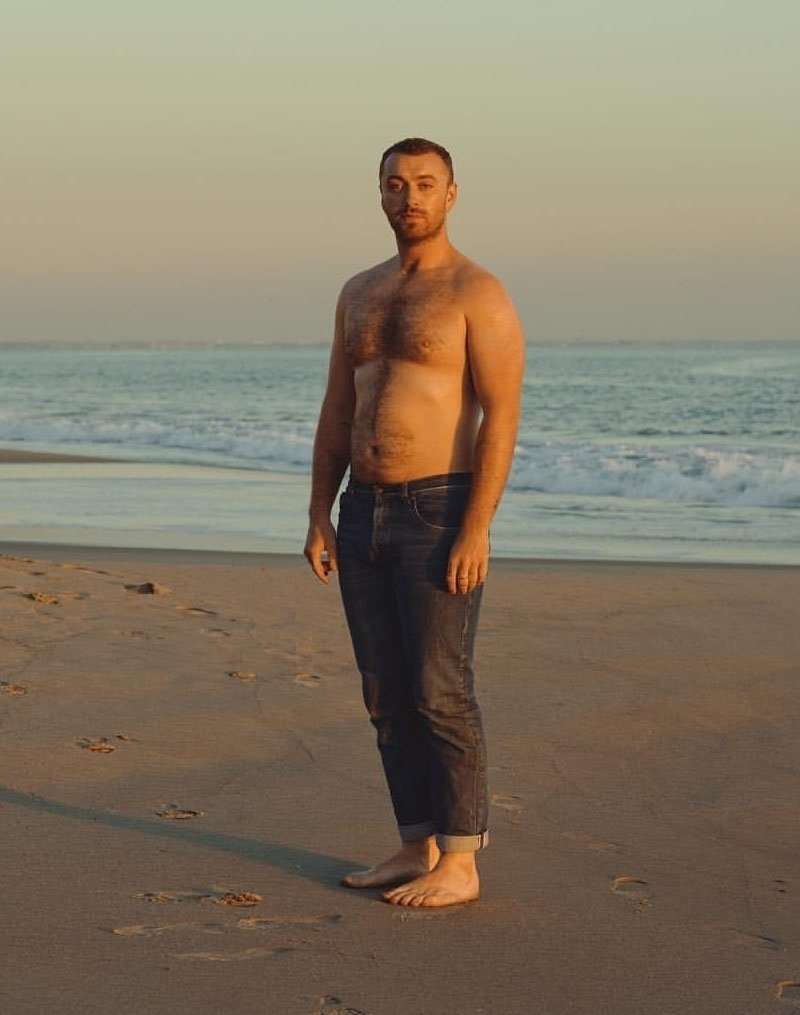 Sam je na Instagramu objavil aktualno fotografijo s plaže, na kateri je bos in 'zgoraj brez'.