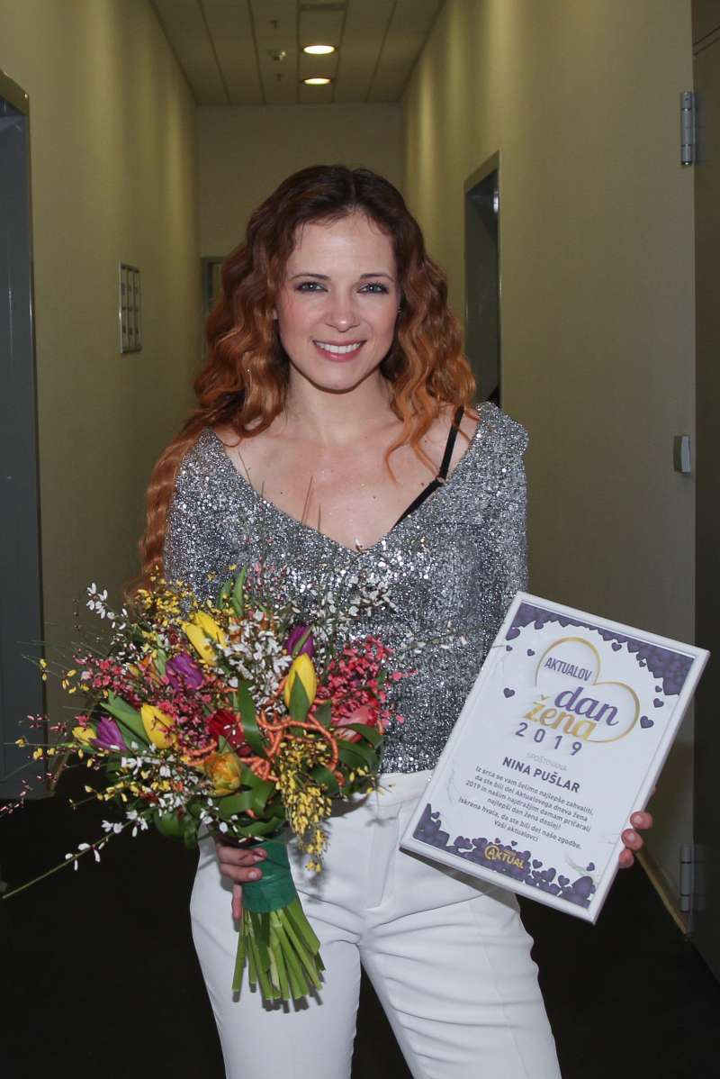 Nina Pušlar je prejela prelep šopek, za katerega so poskrbeli v Plečnikovi cvetličarni in posebno zahvalo Radia Aktual.