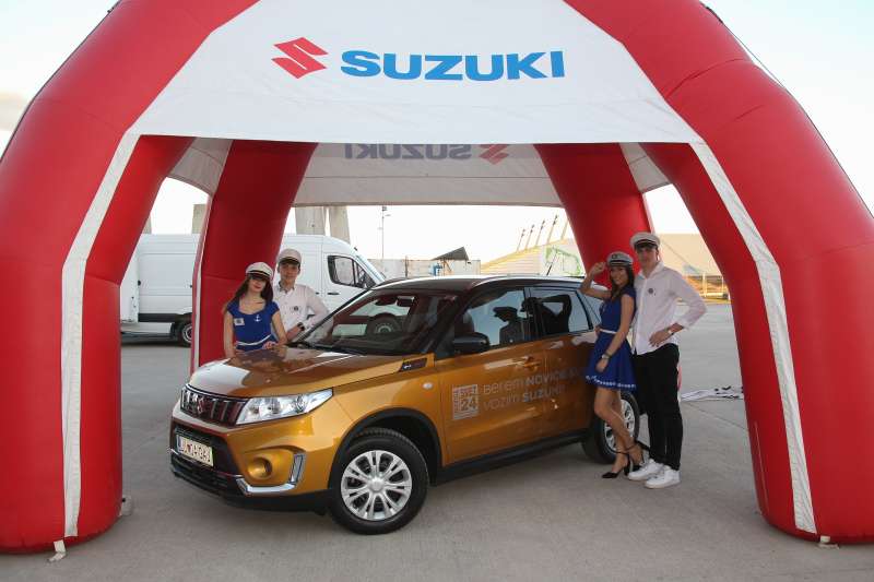 Suzuki Vitara 4x4 je pred dvorano Stožice čakala na svojega novega lastnika.