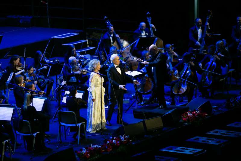 Sopranistka Martina Zadro, tenorist José Carreras in dirigent Miguel Ortega na odru Stožic.
