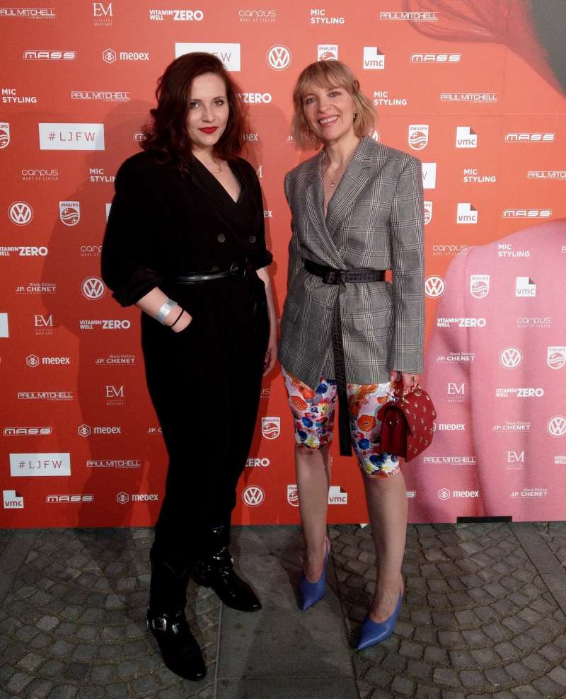 Novinarka in blogerka Brigita Potočki v družbi oblikovalke Julije Kaje Hrovat, nosi njene kratke hlače z originalnim potiskom