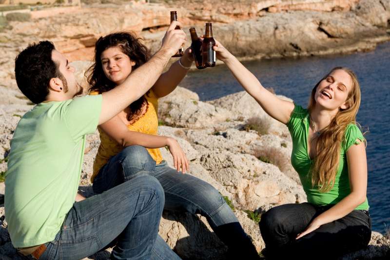 Pri mladostnikih pride do izrazitih vplivov na vedenje in zavest že pri manših količinah popitega alkohola.