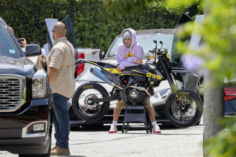 Takole ponosno je Justin poziral s svojim motorjem.