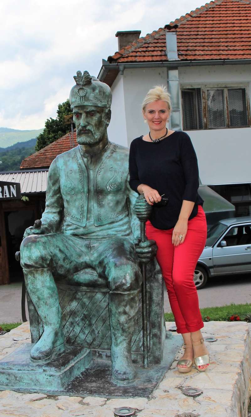 Glasbenica v Višegradu ob kipu Mehmeda Paše Sokolovića