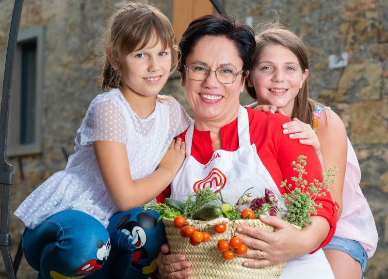 Sanja Sirk najbolj uživa v družbi vnukinje Ayle in hčerke Tie Ane, ki jima rada razkriva svoje kuharske skrivnosti.