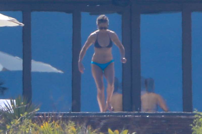 Jennifer Aniston se je medtem raje sončila ob njihovi vili.