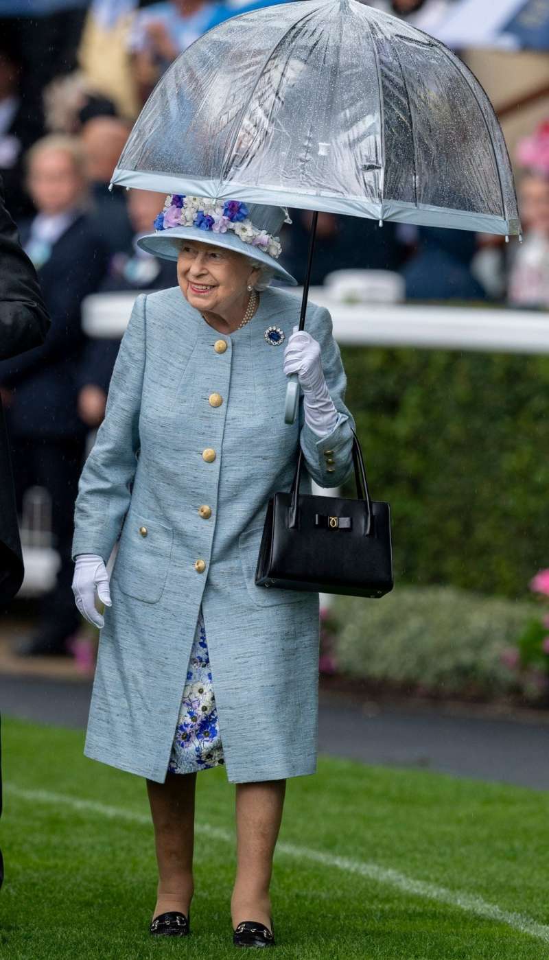 Tudi kraljice Elizabete II dež ni prav nič motil