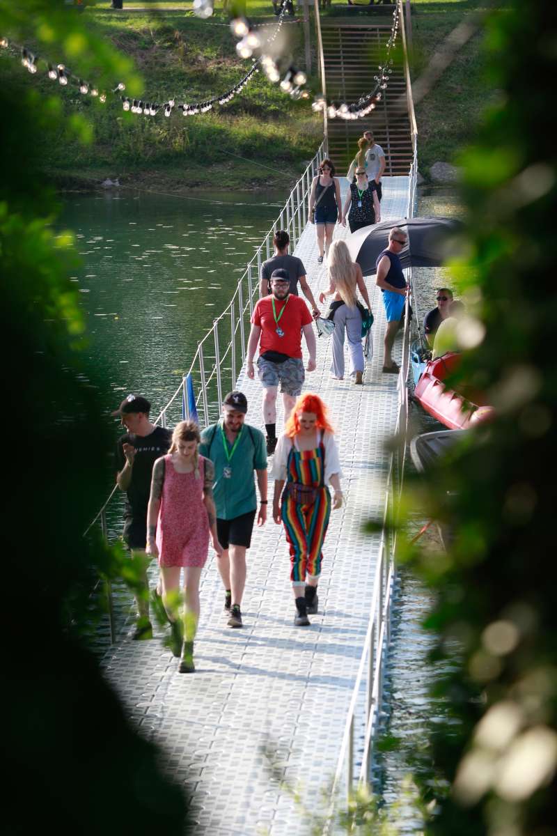 Od otočkov do prizorišča festivala vodi pontonski most.
