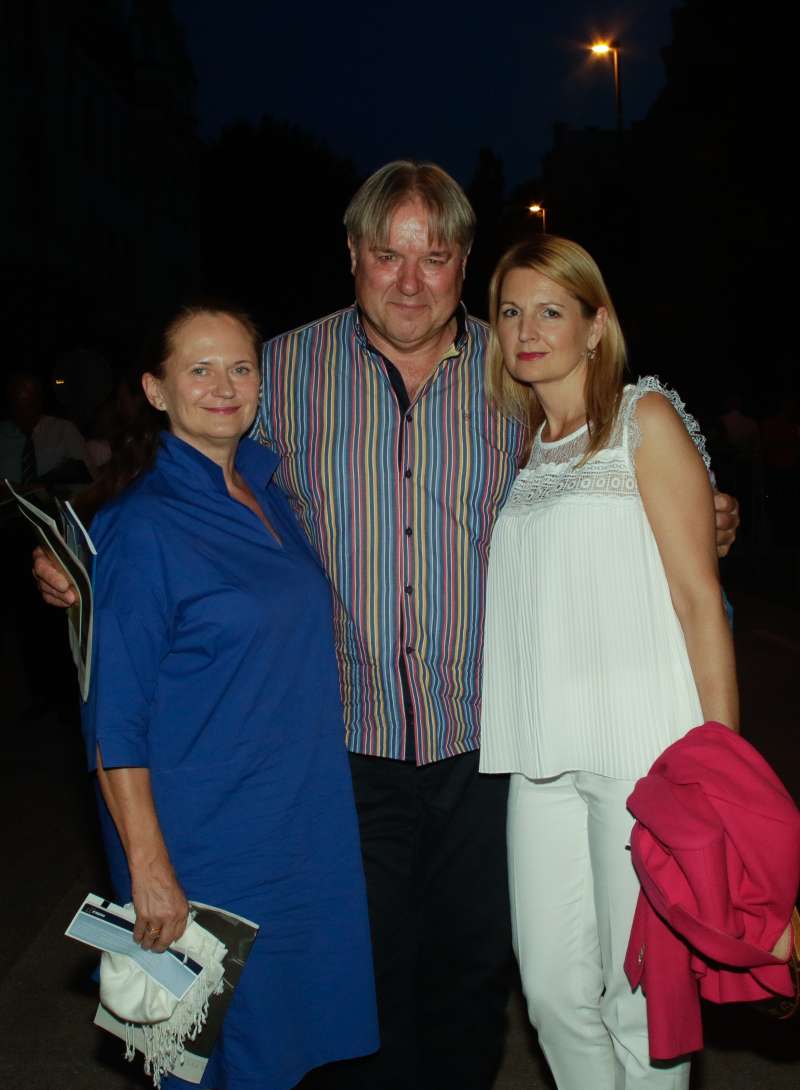 Igralec Jožef Ropoša je festival obiskal v prijetni družbi dveh deklet.