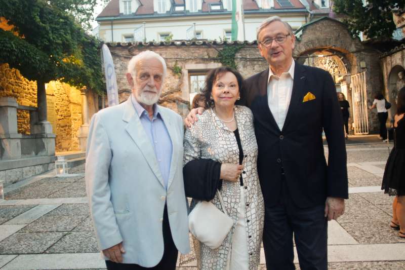 Upokojeni novinar Mitja Meršol z nekdanjim predsednikom države Danilom Türkom in njegovo ženo Barbara Miklič Türk