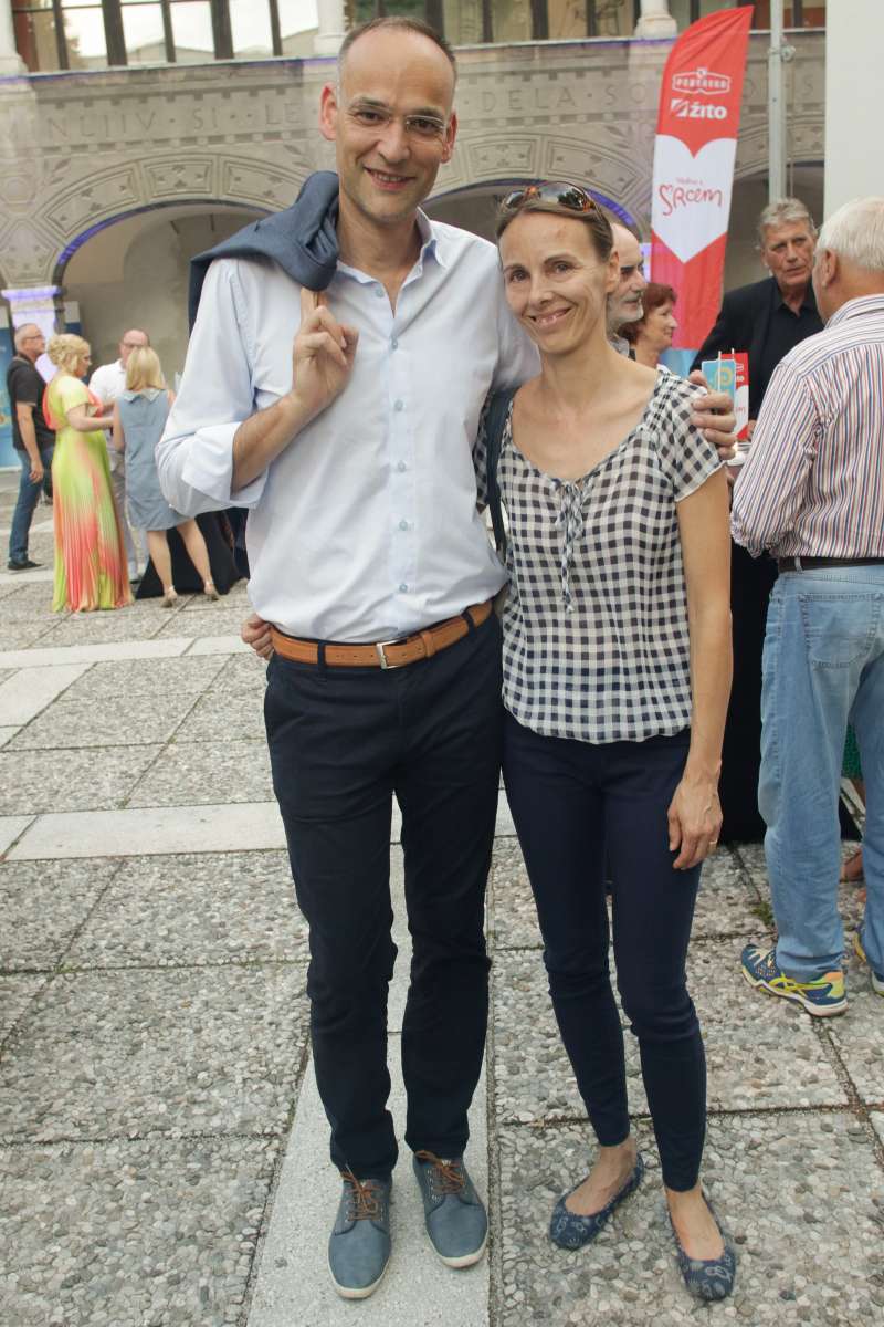 Vodja službe za odnose z javnostmi Petrol Sandi Salkič z ženo Mojco