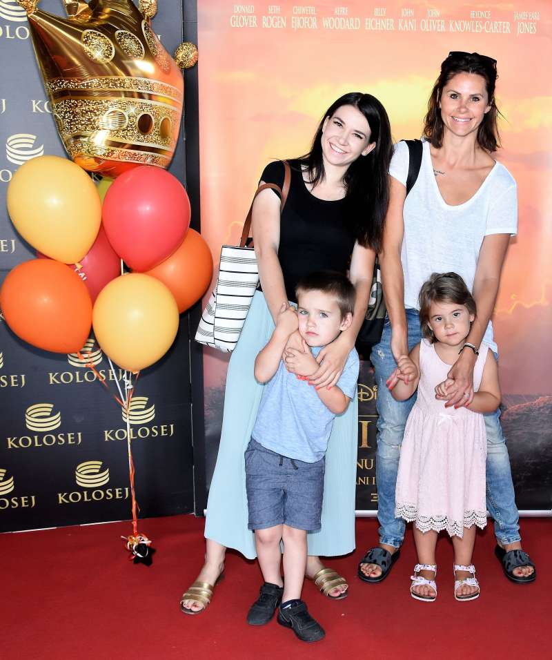 Teja Perjet je na premiero prišla s hčerko Sio, prijateljico in njenim sinčkom.