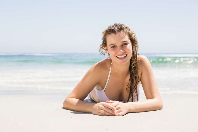 Poleti so naši lasje izpostavljeni vročim sončnim žarkom, morski in klorirani vodi.