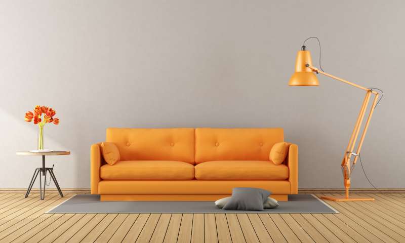 oranžni kavč in luč