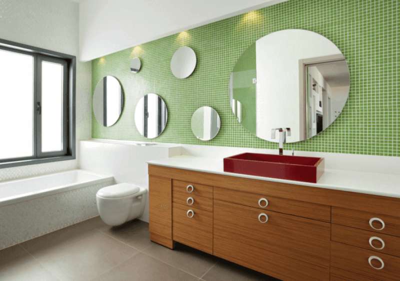 Uporaba številnih ogledal različnih dimenzij in oblik je zelo zanimiva, vaša kopalnica pa bo videti veličastno in elegantno. Pomembno je, da uporabljate različne vrste ogledal, ki se medsebojno dopoln
